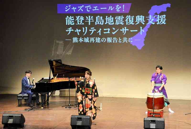 能登半島地震の復興支援コンサートで演奏する山上聖宗さん（左）と母みゆきさん（中央）、弟英祥さん＝24日、東京・高円寺