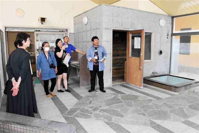 「南の関うから館」の温泉施設を見学する住民ら＝25日、南関町