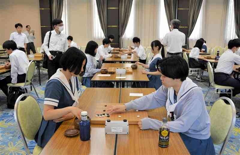 熊本県高校総合文化祭の囲碁部門で対局する生徒たち＝25日、熊本市中央区