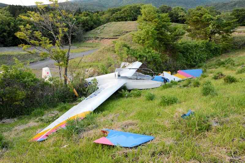 ヒゴタイ公園に墜落したグライダー＝25日午後6時40分ごろ、産山村