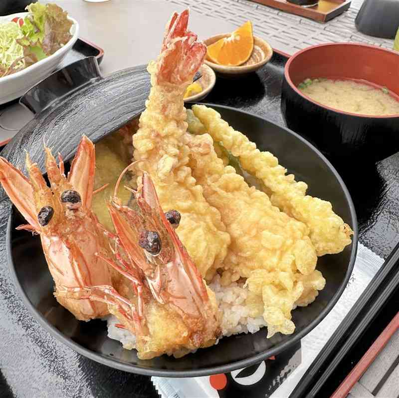 えび庵の名物「足赤えび天丼」＝24日、芦北町