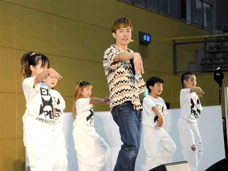 キッズダンサーと共に「サンバおてもやん」を踊るTETSUYAさん＝26日、菊陽町