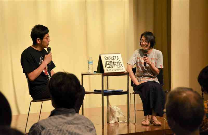 本の魅力について語り合う武田砂鉄さん（左）と田尻久子さん＝26日、熊本市中央区