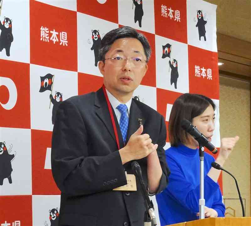 定例会見で、記者の質問に答える木村敬知事＝28日、熊本県庁