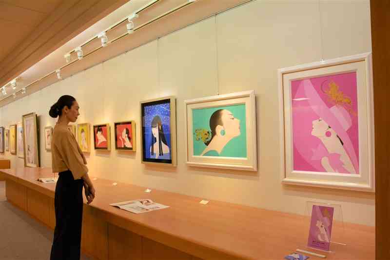 新作を含む約70点が並ぶ鶴田一郎美人画展＝29日、熊本市中央区