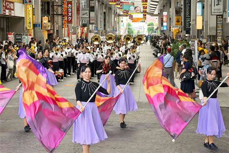華やかなパレードで開幕した県高校総合文化祭＝30日午後、熊本市中央区の新市街アーケード（谷川剛）