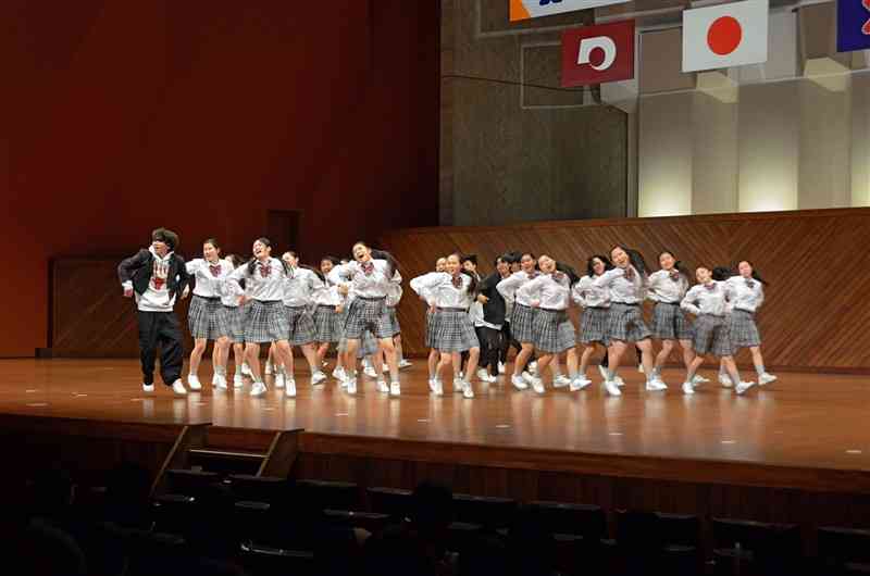 県高校総合文化祭の総合開会式でエネルギッシュなダンスを披露する鎮西高ダンス部＝31日、熊本市中央区