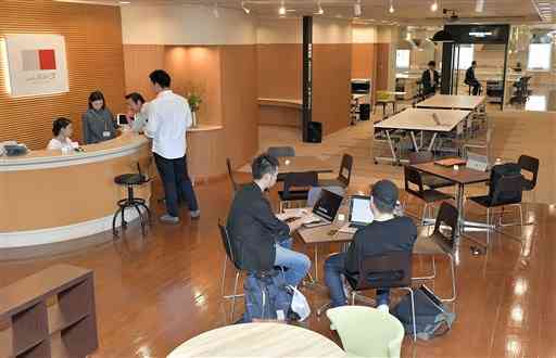 熊本市の中心部、上通のびぷれす熊日会館7階にあるびぷれすイノベーションスタジオ。個人・法人の会員が利用している。