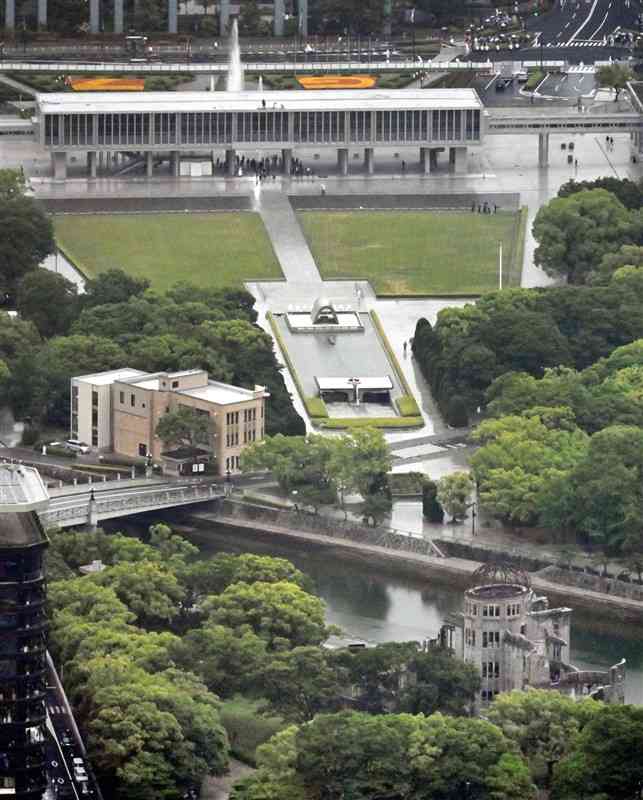 原爆資料館と、原爆ドーム（手前）がある平和記念公園＝広島市