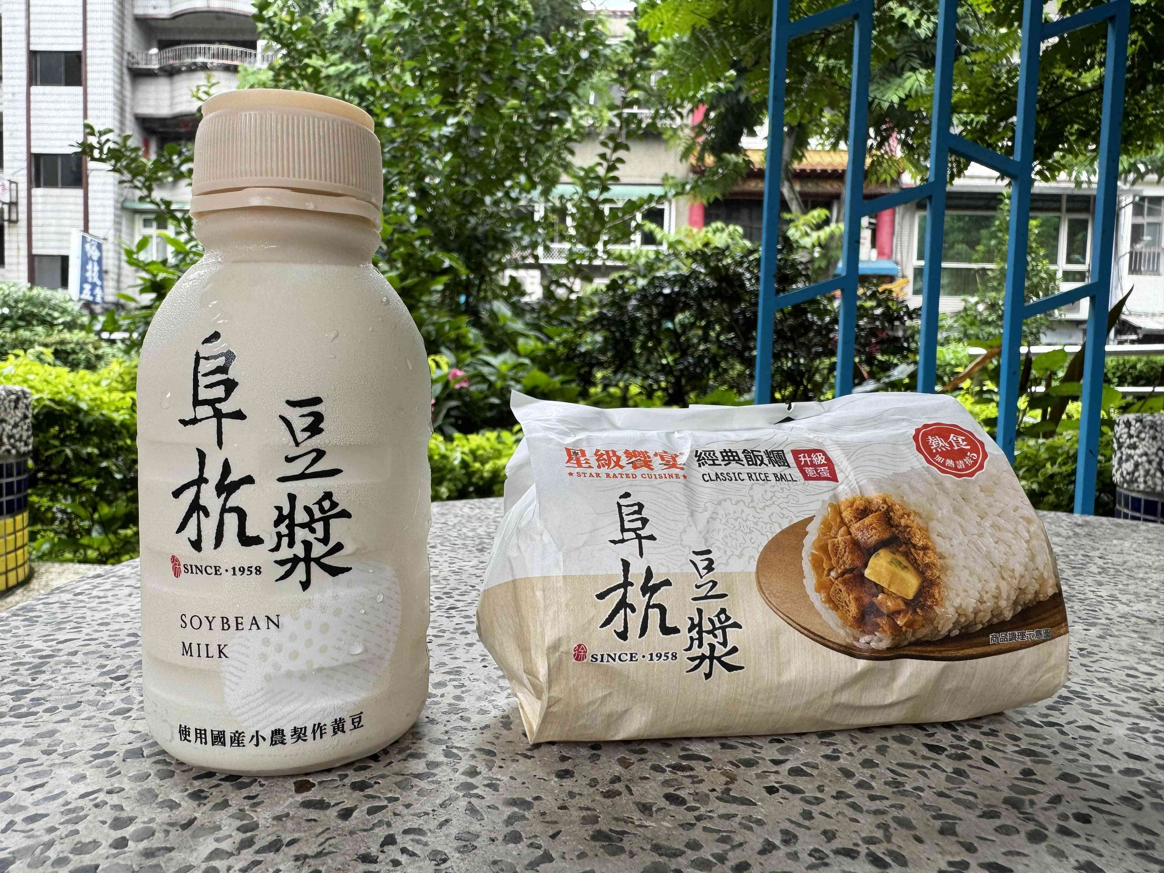 セブン―イレブンと台湾で有名な朝ごはん店「阜杭豆漿」がコラボした台湾式おにぎり「飯団（ファントゥァン、45元）」と豆乳（35元）。台湾式の朝ごはんを体験するのに良い選択だと思います！＝６月５日（ＮＮＡ撮影）