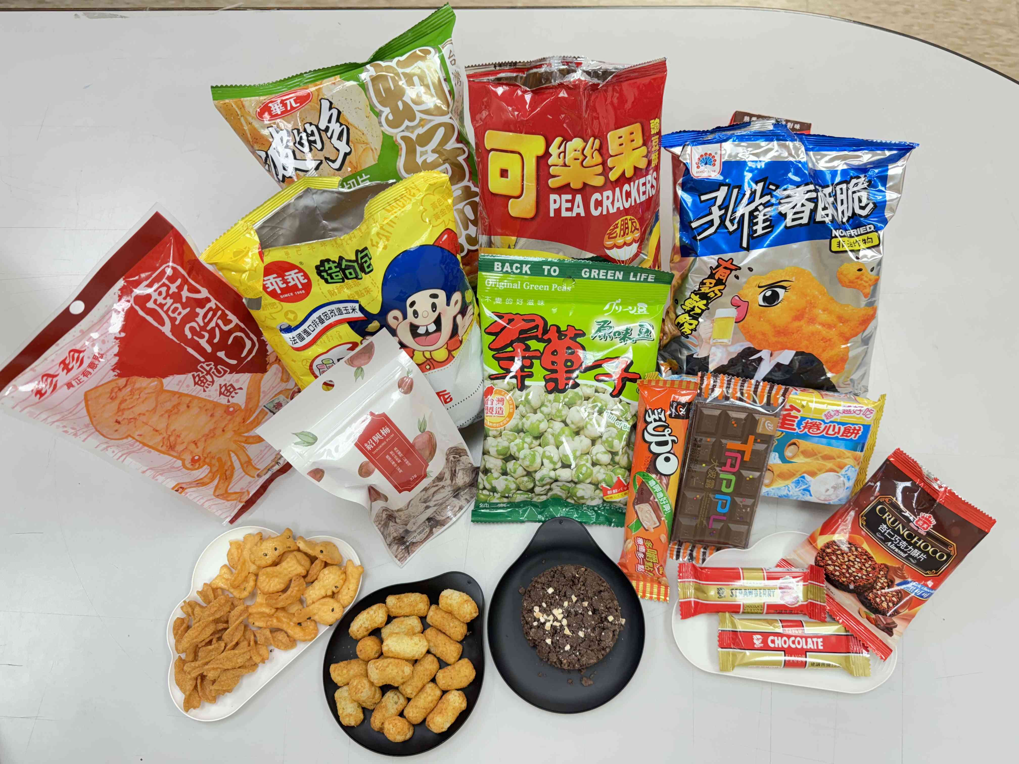 台湾人に親しまれているお菓子の定番商品＝６月７日（ＮＮＡ撮影）