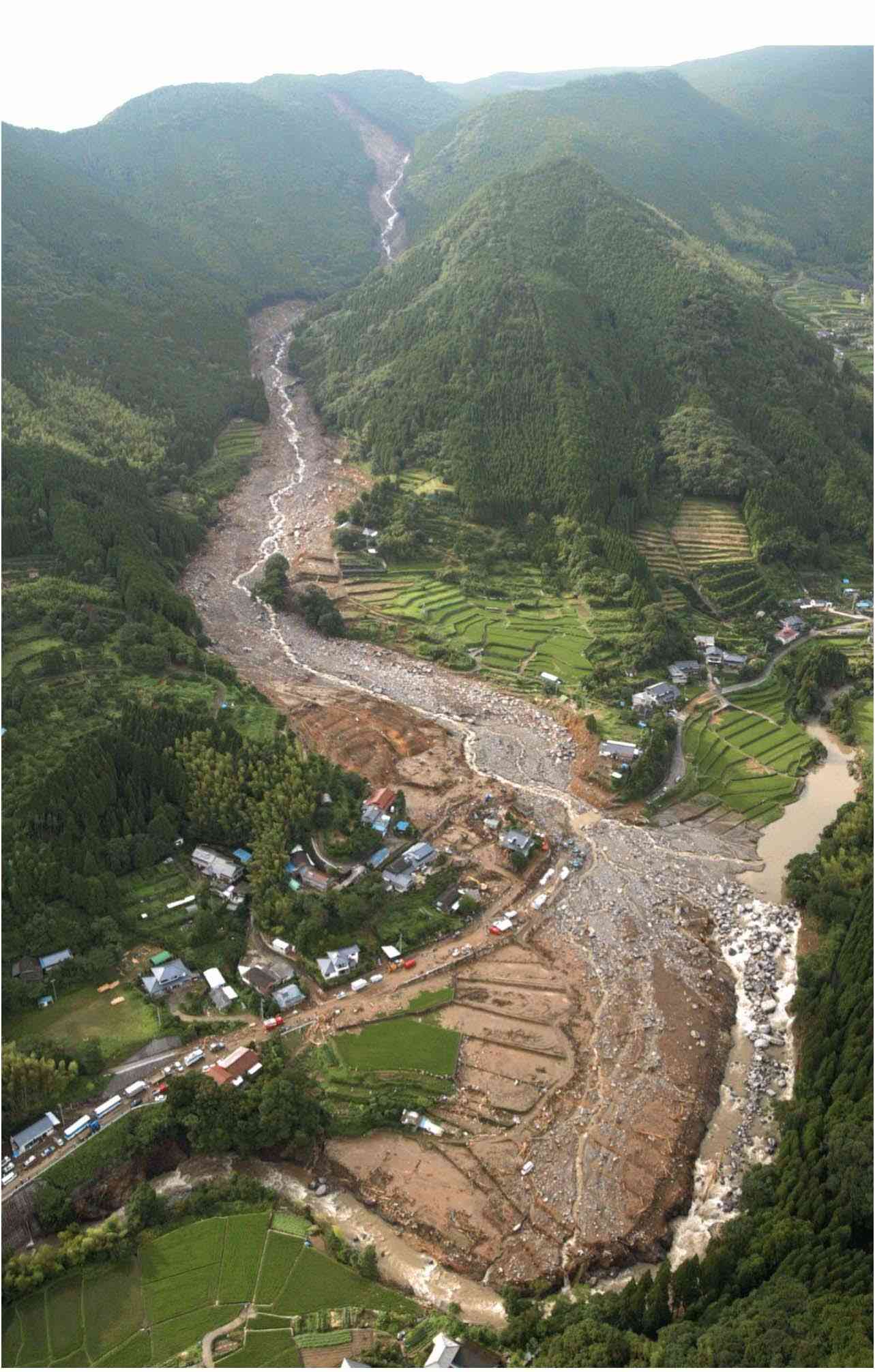 水俣市宝川内集地区の土石流災害。りょう線付近から崩れ、集落を押し流した＝2003年7月