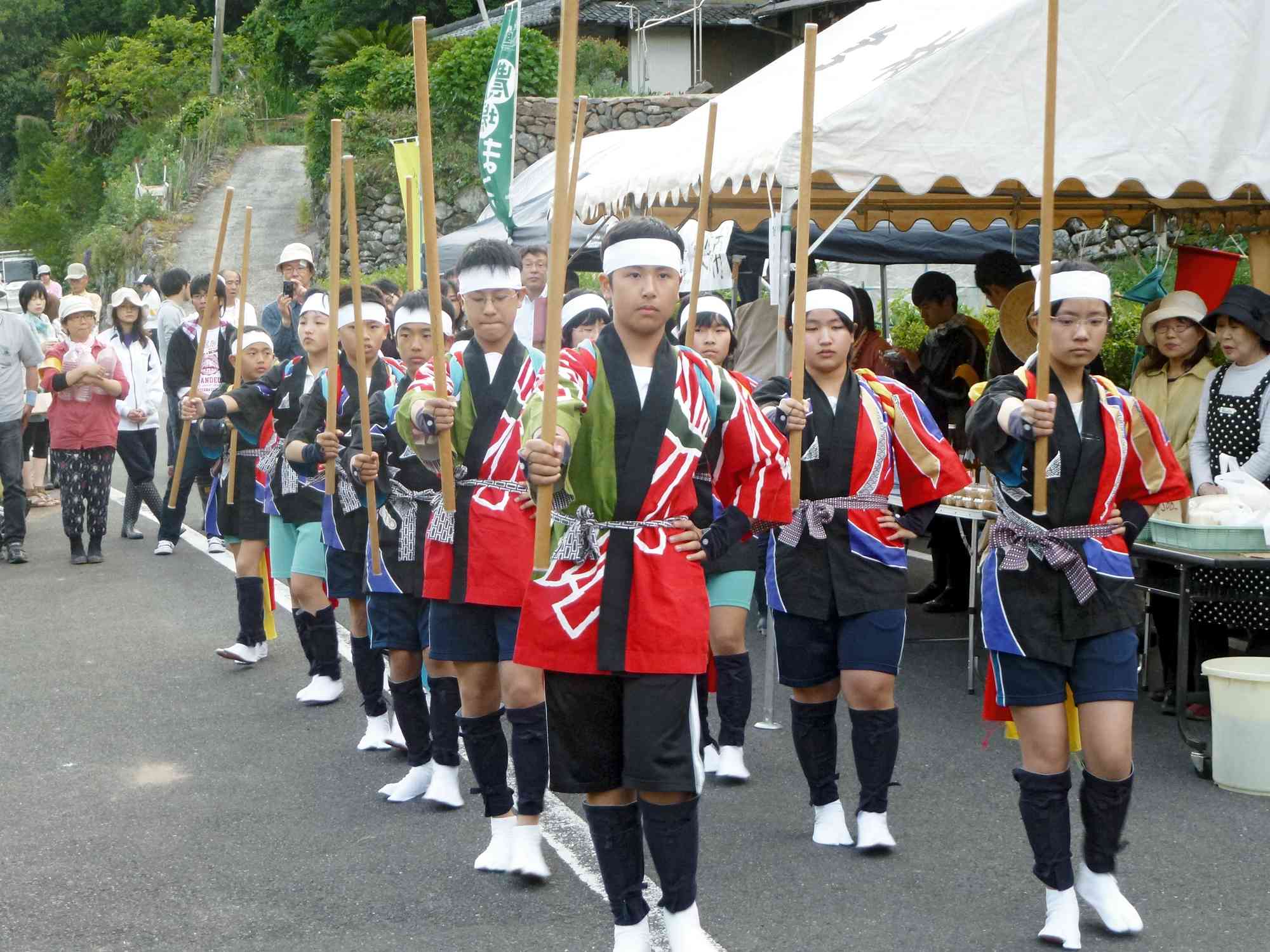 愛林館のイベント「棚田のあかり」で伝統芸能「寒川棒踊り」を披露する子どもたち＝2013年5月、水俣市