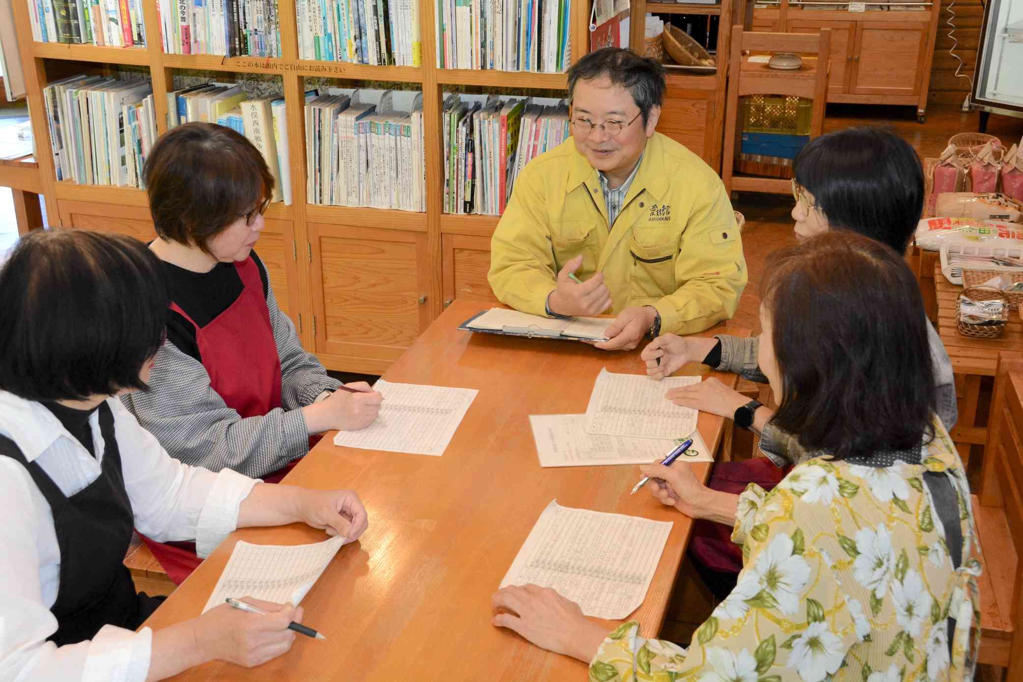 愛林館の今後の予定について打ち合わせる私と女性スタッフ。地域づくりの拠点としての挑戦は続く＝4月