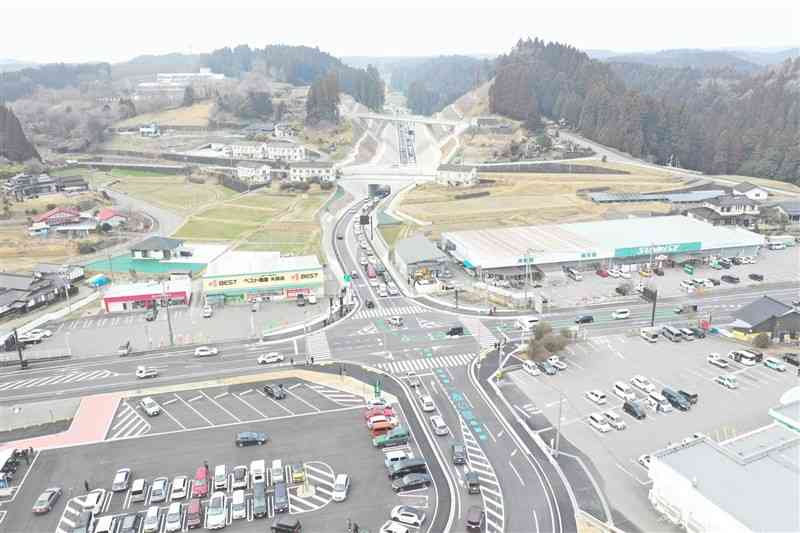 開通当日の九州中央自動車道山都通潤橋IC付近。写真奥が本線方向＝2月、山都町（国土交通省熊本河川国道事務所提供）