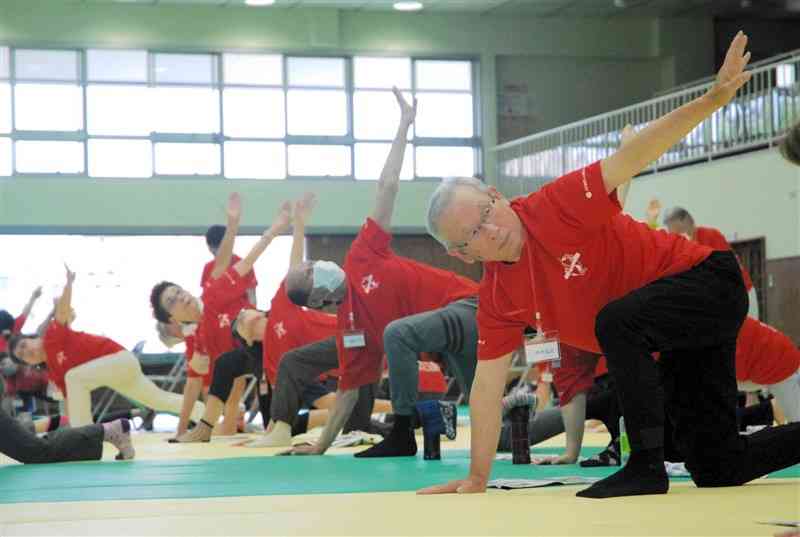 介護予防を目的とした「ロアッソウェルネスプログラム」で運動する参加者＝2023年6月、熊本市中央区
