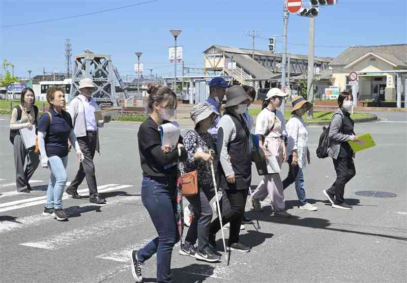 荒尾駅や周辺のバリアフリー状況について調べる市民ら＝5月29日、荒尾市