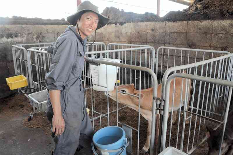 雄のジャージー牛の肥育を始めた富永翔太郎さん＝5月17日、熊本市東区