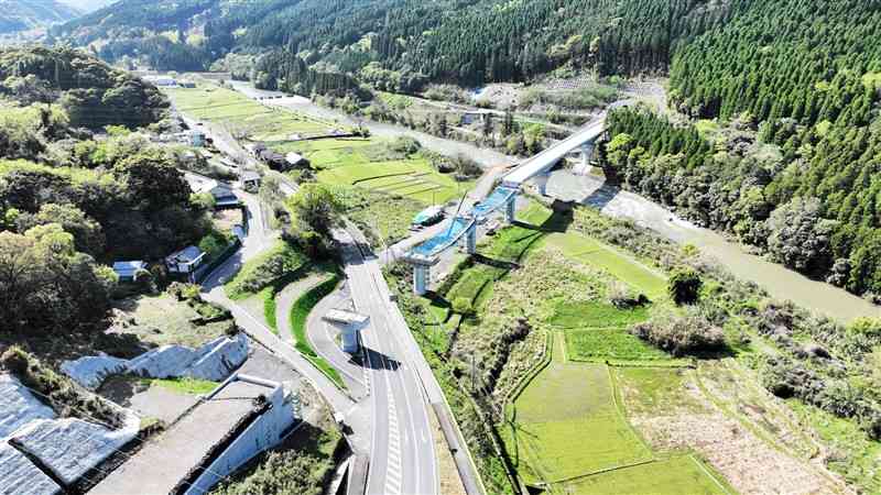 南九州西回り自動車道整備の一環で工事が進む水俣川橋。本年度は上部工に入る予定という＝4月、水俣市（国土交通省八代河川国道事務所提供）