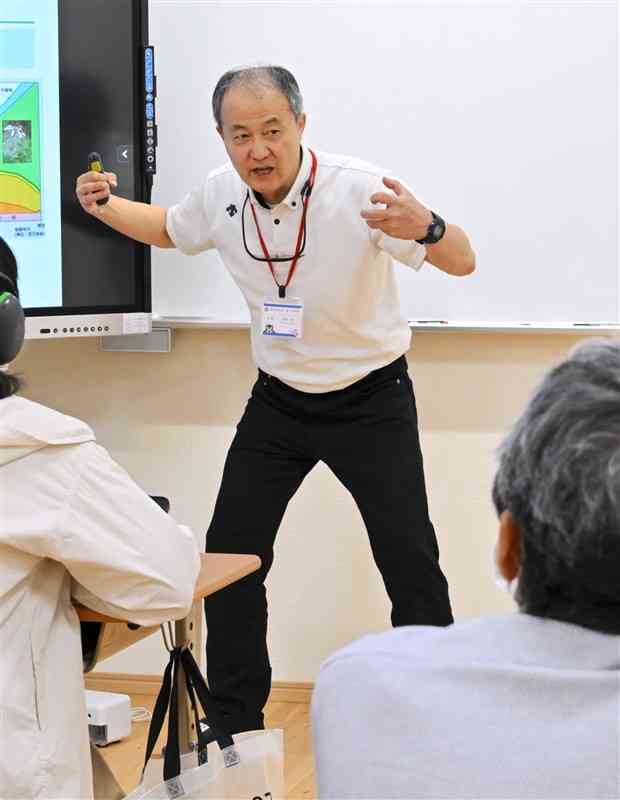 理科を教える熊本県立ゆうあい中の宮本淳一教諭。分かりやすく、面白い授業に生徒たちは引き込まれていく＝5月23日、熊本市中央区（小野宏明）