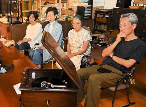 蓄音機とSP盤レコードの音色を楽しむ来店者＝5月25日、山鹿市