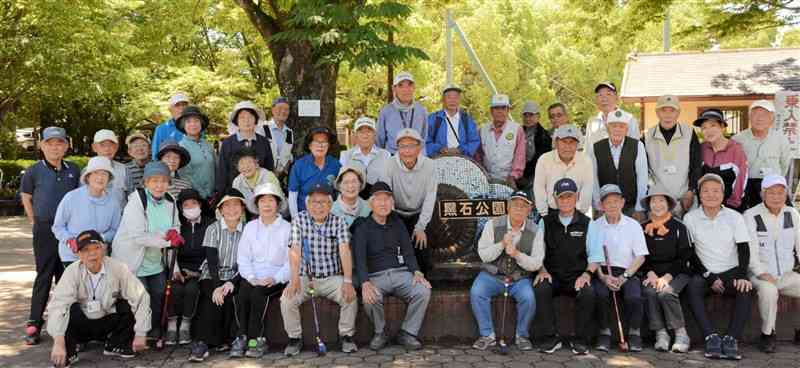 設置した樹名板を囲む黒石団地グラウンドゴルフ愛好会のメンバー＝5月29日、合志市