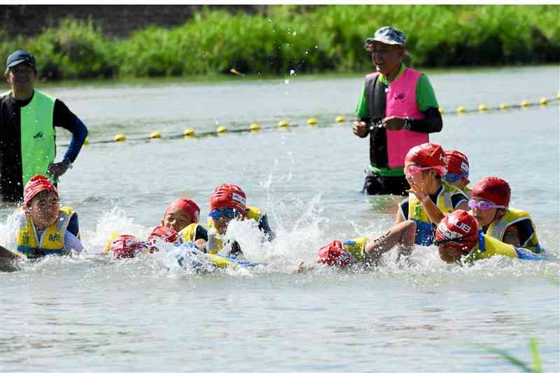 昨年の大会で緑川を泳ぐ子どもたち（熊本県トライアスロン連合提供）