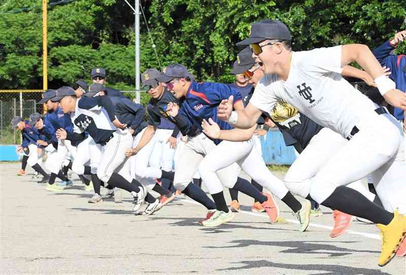 全日本大学野球選手権に向け練習する東海大九州の選手たち＝熊本市