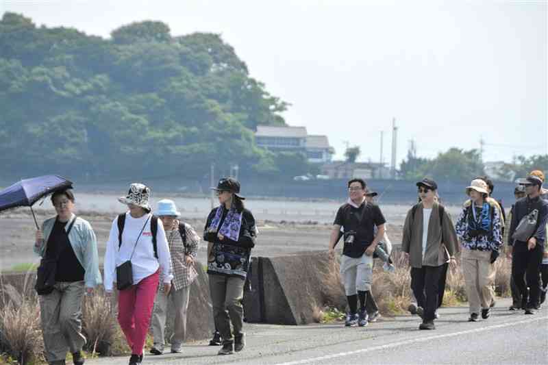 住吉駅を出発し、海岸沿いを歩く「JR九州ウォーキング」の参加者＝1日、宇土市