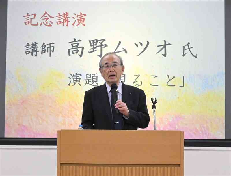 第40回熊日俳句大会で記念講演する選者の高野ムツオさん＝2日、熊本市中央区