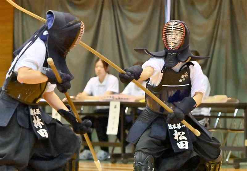 【なぎなた女子団体試合・熊本西－第一】代表者戦、熊本西の林田（左）を攻める第一の松田＝熊本西高体育館（後藤仁孝）