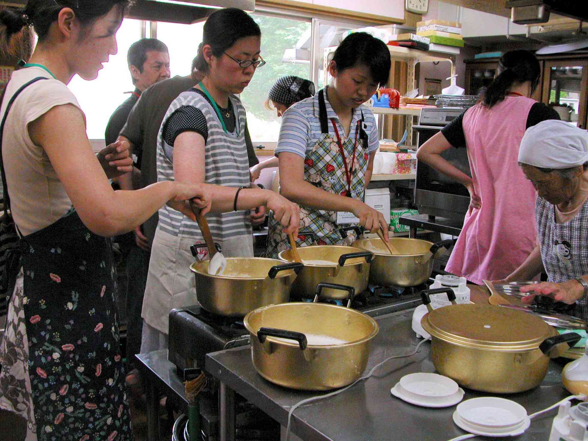 「棚田食育士養成講座」で豆腐作りを学ぶ参加者。近所のおばちゃんたちが講師を務める＝愛林館