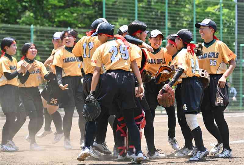 【ソフトボール女子決勝・国府－玉名女子】優勝を決め、喜びを爆発させる玉名女子の選手たち＝熊本県民総合運動公園（上杉勇太）