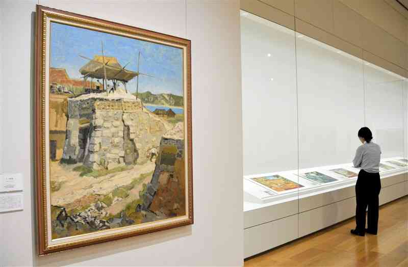 熊本の風景を描いた作品が並ぶ「田代順七　こころの風景」。左端の油彩が「貝焼場」＝3日、熊本市中央区