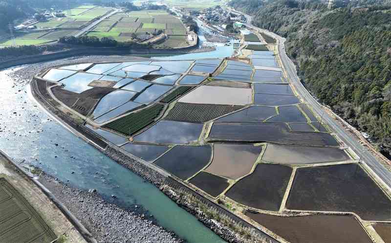 冬期の湛水事業で、水が蓄えられた大津町の瀬田地区の田んぼ＝2023年12月（ドローン撮影）