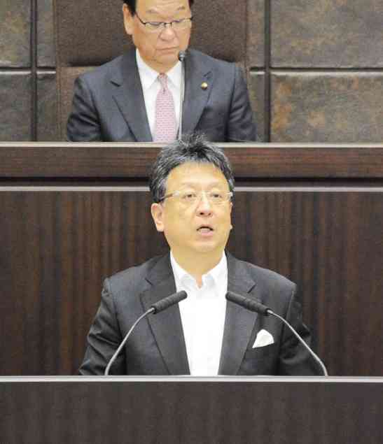 熊本市議会の6月定例会が開会し、議案の提出理由について説明する大西一史市長＝4日、市議会棟