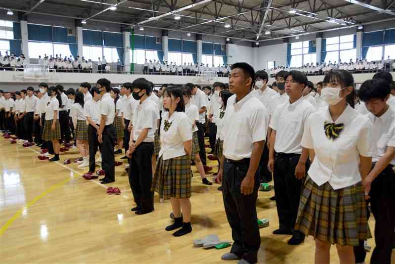 開新高の創立120周年記念式典で校歌を歌う生徒たち＝4日、熊本市中央区