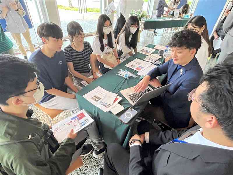 台湾の大学で初開催した熊本県内企業の合同就職説明会。多くの学生が熊本での就職に関心を示した＝5月31日、台南市（熊本商工会議所提供）