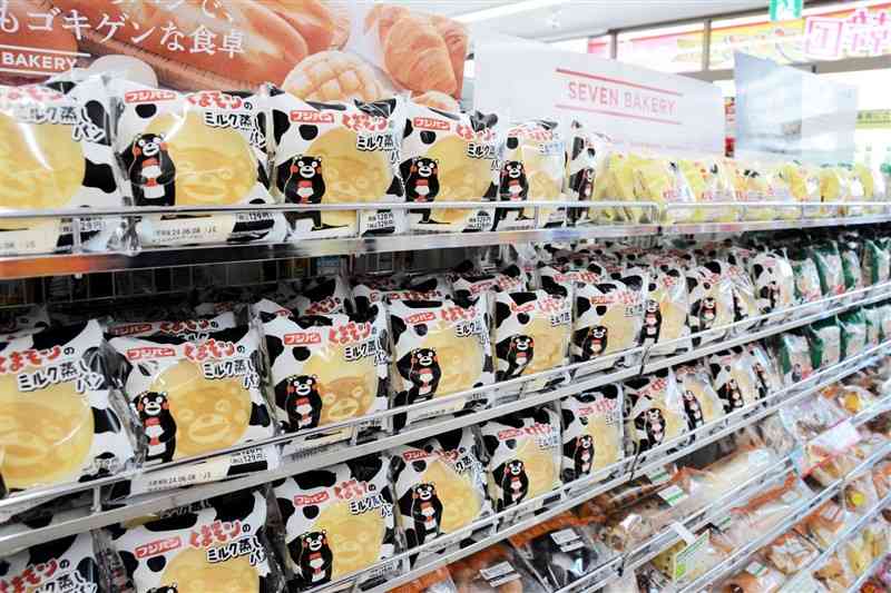 セブン－イレブンに並ぶ「くまモンの蒸しパン」＝4日、熊本市中央区