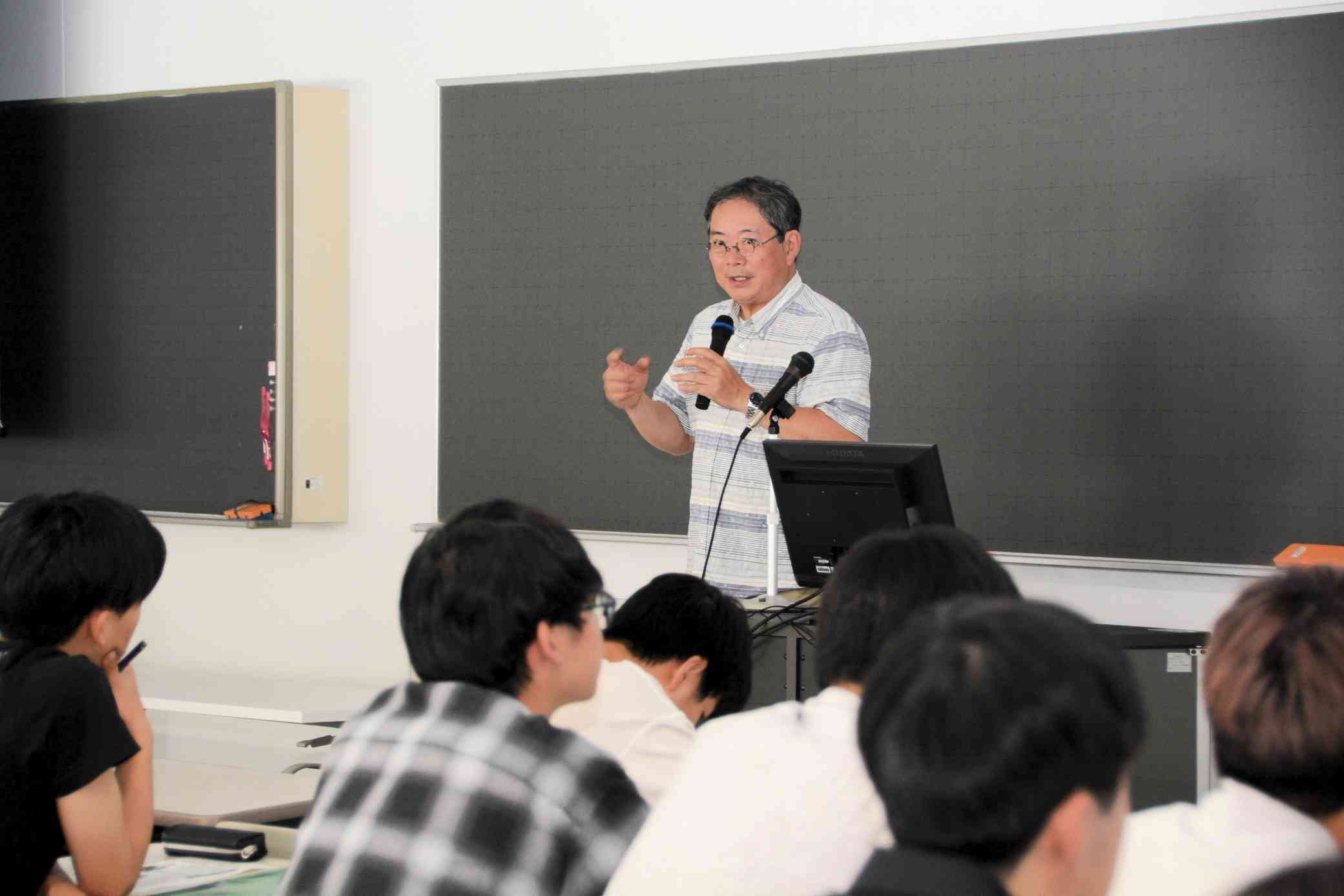 熊本保健科学大で、学生たちに講義をする私。テーマは環境問題や地域づくり、経済、メディアリテラシーなど＝6月5日