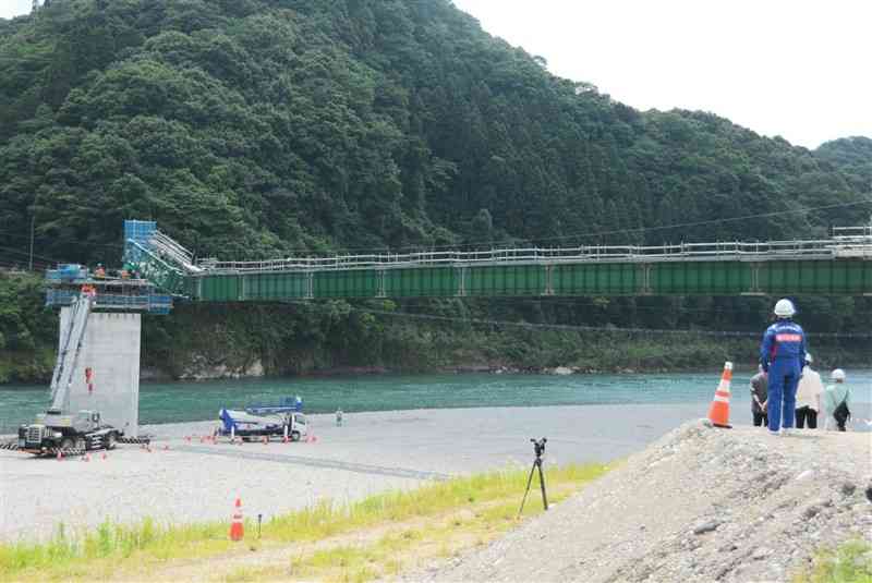 送り出し工法で架設される沖鶴橋の橋桁。国土交通省が球磨村に代行して復旧工事を進めている＝5日、球磨村