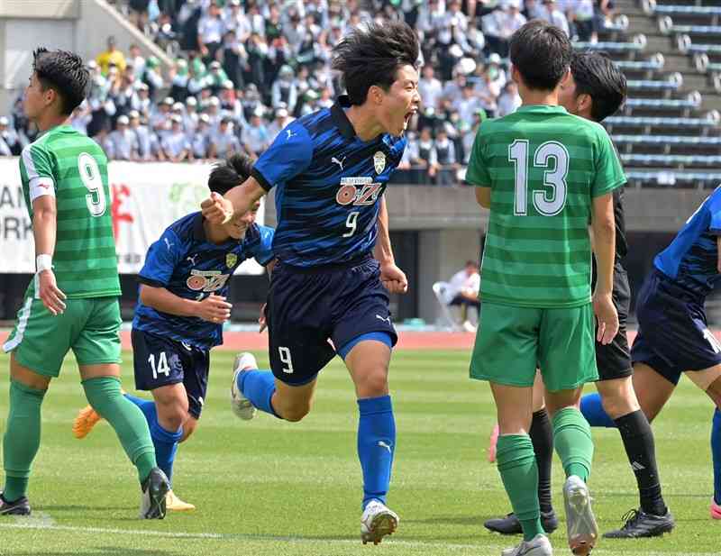 【サッカー男子決勝・大津－国府】延長後半6分、大津の山下景（中央）が2－1とする勝ち越しゴールを決めガッツポーズ＝えがお健康スタジアム（上杉勇太）