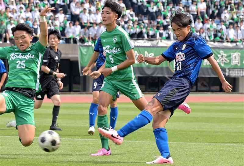 【サッカー男子決勝・大津－国府】延長後半7分、大津の嶋本（右）がシュートを決め、3－1と引き離す＝えがお健康スタジアム（上杉勇太）