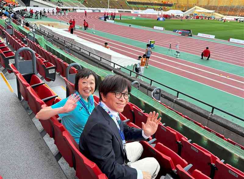 増田明美さん（左）と観戦する筆者＝5月17日、神戸市