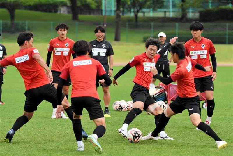 秋田戦に向けて調整する熊本の選手たち＝県民総合運動公園補助競技場