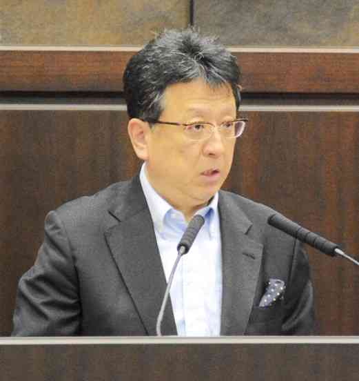 熊本市議会で答弁する大西一史市長＝7日、市議会棟