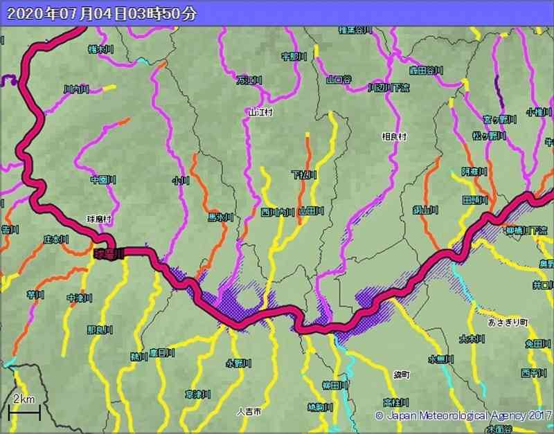 2020年7月4日午前3時50分時点の「洪水キキクル」の人吉市周辺地図。球磨川や支流の氾濫が発生する数時間前に当たり、球磨川右岸から流れ込む複数の支流が「今後氾濫する可能性が高い」とされる「紫」になっている。球磨川の「赤」は、気象庁の雨量データから国土交通省が水位を予測して共同で発表する「指定河川洪水予報」に基づくもので、支流とは別の基準。赤は、危険レベル5のうちの4を表す。（熊本地方気象台提供）