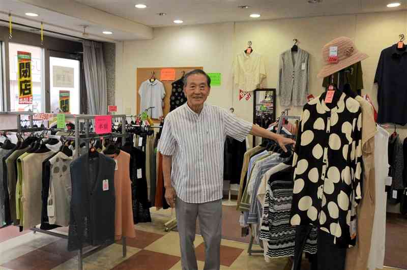 健軍商店街で70年にわたり、営業してきた婦人服店「玉屋」。社長の金村政市さんは、80歳を機に閉店を決意した＝7日、熊本市東区