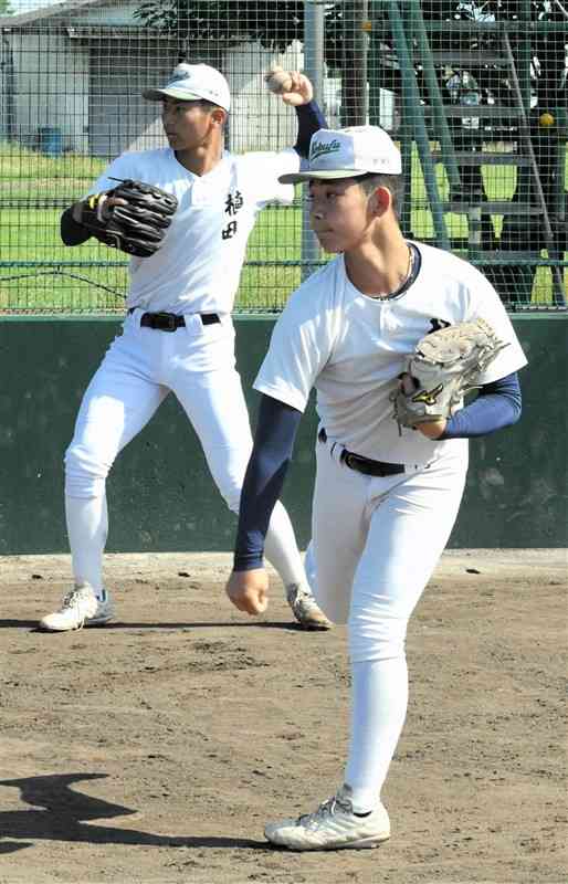 国府の坂井理人（手前）と植田凰暉の投手二枚看板＝合志市