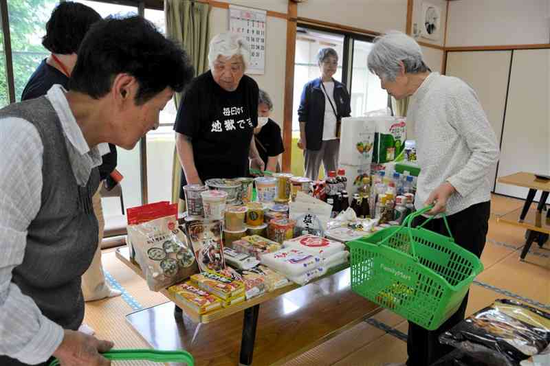 「通いの場」に合わせて開かれた移動販売で、買い物を楽しむ高齢者ら＝5月27日、美里町